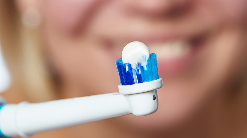Cómo lavarse los dientes con cepillo eléctrico correctamente