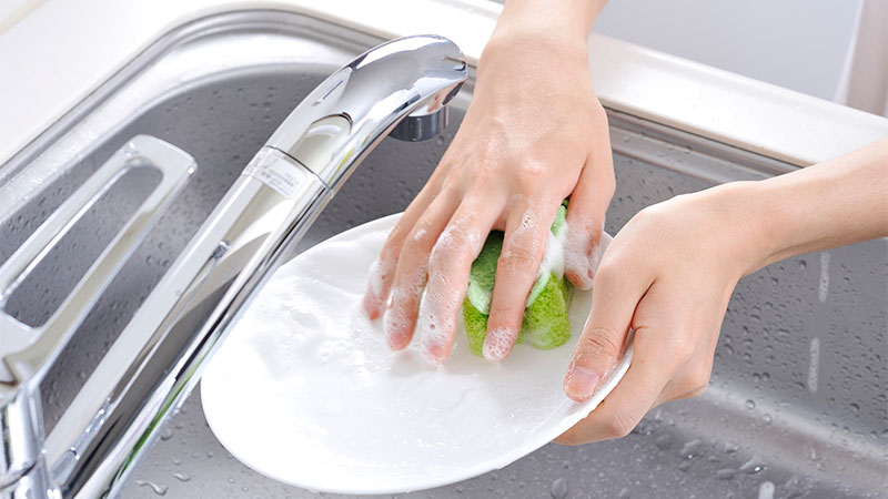 Fregar a mano vs. usar el lavavajillas